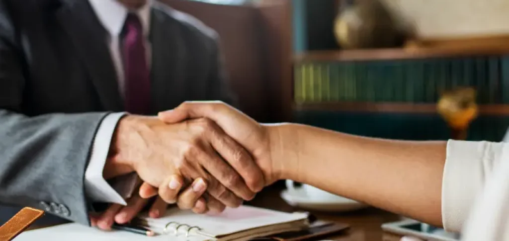 advogado-firmando-parceria-com-cliente
