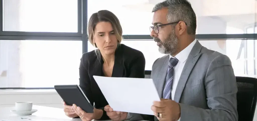 advogado-orientando-cliente-em-revisao-de-contrato-bancario