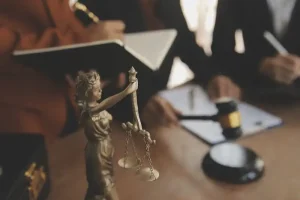 tribunal-de-justica-com-deusa-e-juizes
